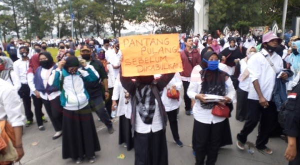 LensaHukum.co.id - IMG 20200716 WA0003 - Ratusan Tenaga Pendidik Guru Non ASN Unjuk Rasa Penuhi Perkantoran Pemkab Bekasi