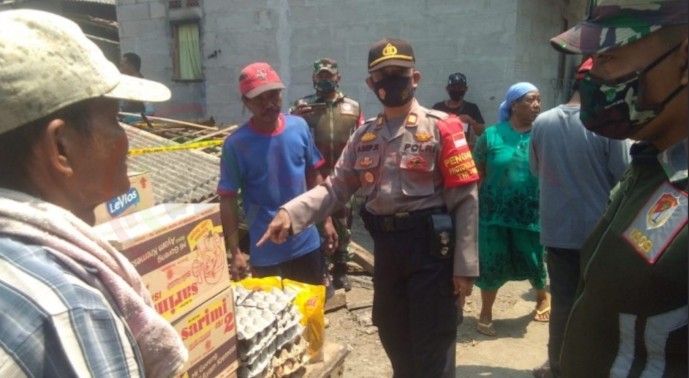 LensaHukum.co.id - IMG 20200831 WA0047 - Polsek Pebayuran Dan PJU Bakti Sosial Berikan Bantuan Korban Kebakaran