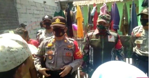 LensaHukum.co.id - IMG 20200831 WA0048 - Polsek Pebayuran Dan PJU Bakti Sosial Berikan Bantuan Korban Kebakaran