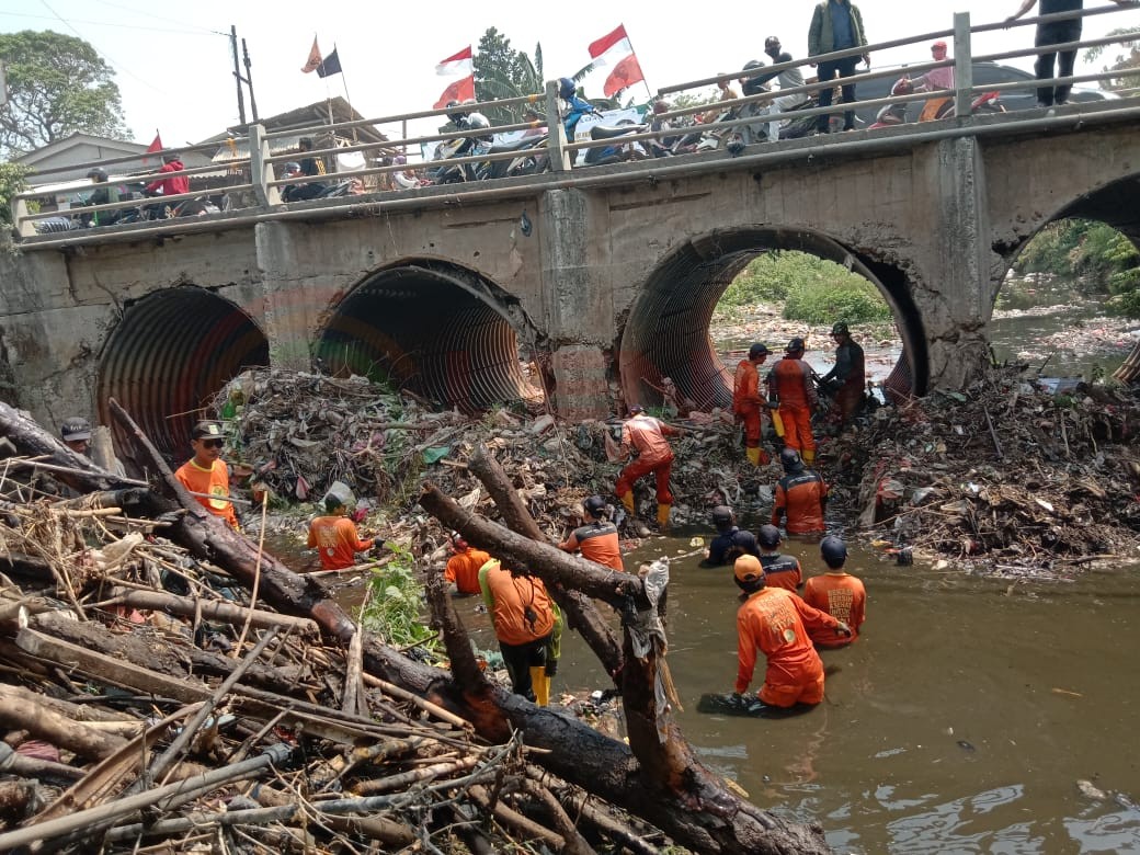 LensaHukum.co.id - IMG 20200920 WA0029 - Camat Tambun Selatan Antisipasi Banjir Dengan Bersihkan Tumpukan Sampah Di Kali Jambe