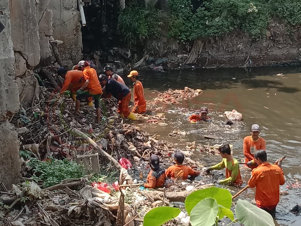 LensaHukum.co.id - IMG 20200920 WA0031 - Camat Tambun Selatan Antisipasi Banjir Dengan Bersihkan Tumpukan Sampah Di Kali Jambe