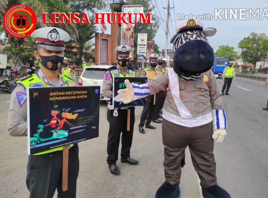 LensaHukum.co.id - Screenshot 20201104 171957 KineMaster - Sosialisasikan Operasi Zebra Candi 2020, Sat Lantas Polres Pekalongan Gunakan Papan Himbauan Hingga Boneka Zebra