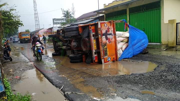 LensaHukum.co.id - IMG 20210131 WA0042 - Jalan Rusak Parah Mengakibatkan Mobil Terbalik Dinas Terkait Tutup Mata Adanya Jalan Rusak