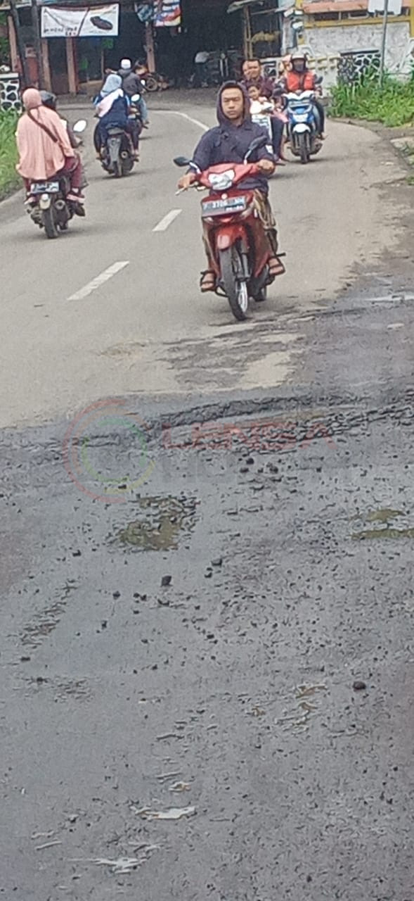 LensaHukum.co.id - IMG 20210131 WA0052 - Warga Keluhkan Perawatan Jalan Asal jadi di duga UPT Dramaga Sunat Anggaran Perawatan