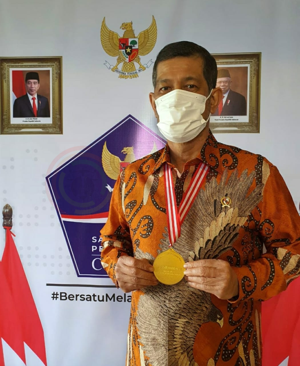 LensaHukum.co.id - IMG 20210209 WA0025 - Kepala BNPB / Ketua Satgas Covid-19, Letjen TNI Doni Monardo menerima Anugerah Medali Emas Dewan Pers