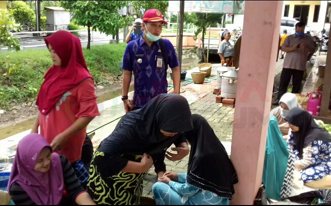 LensaHukum.co.id - IMG 20210209 WA0044 - Masyarakat Wuled Kabupaten Pekalongan Buka Dapur Umum Berikan Bantuan Ke Warga Akibat Banjir