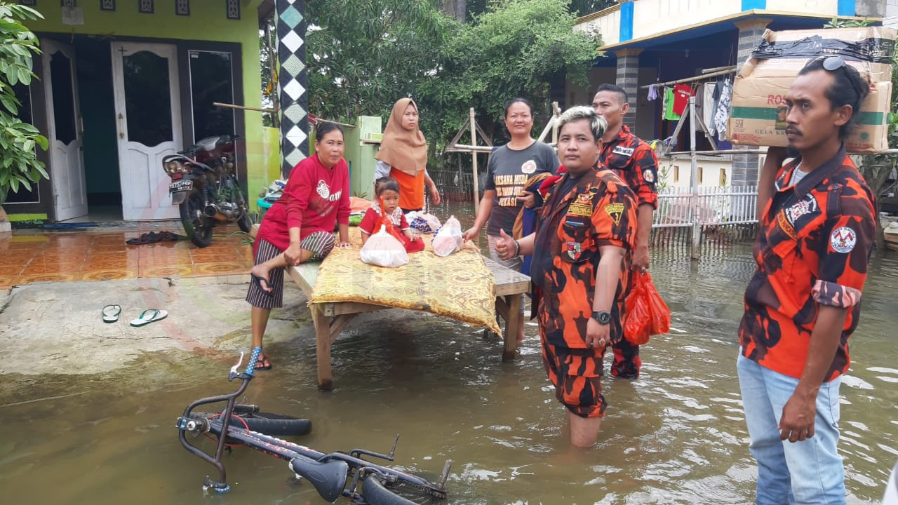 LensaHukum.co.id - IMG 20210211 WA0180 - Pemuda Pancasila Koti Mahatidana Kabupaten Bekasi Berikan Bantuan Sembako Untuk Korban Bencana Banjir