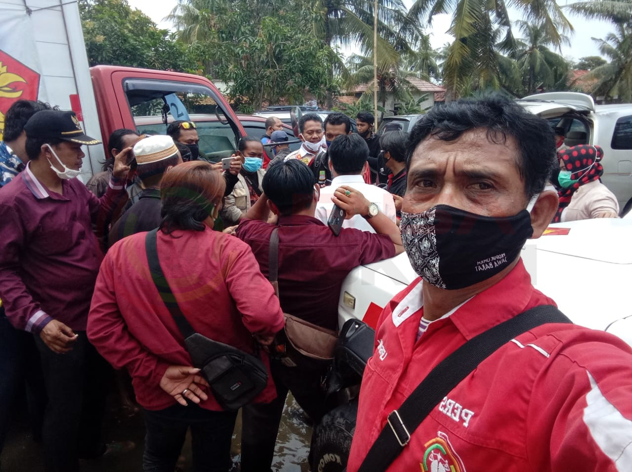 LensaHukum.co.id - IMG 20210228 WA0016 - Anggota DPR RI Salurkan Bantuan Sembako Korban Banjir Cabang Bungin