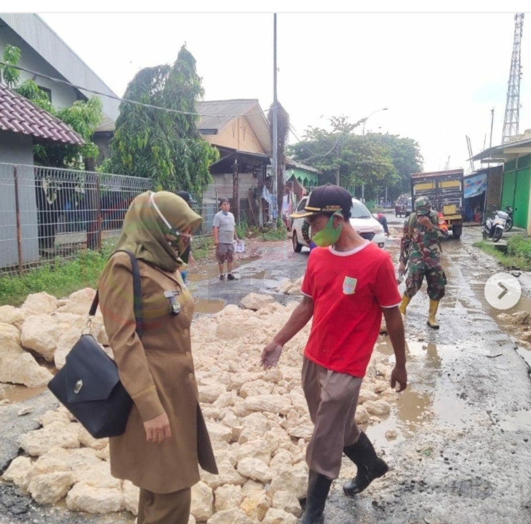 LensaHukum.co.id - Screenshot 20210202 204228 WhatsApp - Pemdes Kedung Waringin Giat Kerjakan Jalan Rusak Depan SMAN 01 Kedung Waringin