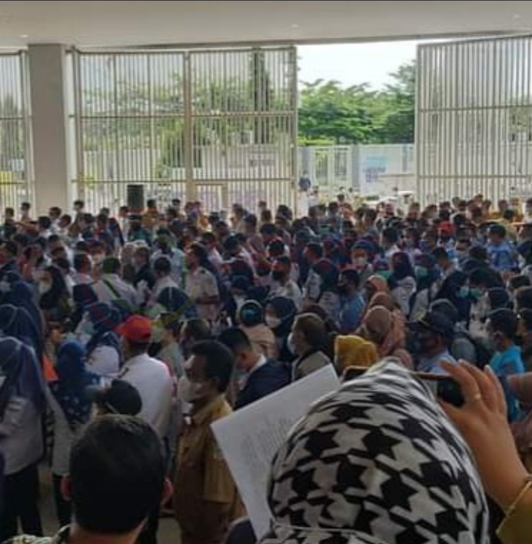 LensaHukum.co.id - Screenshot 20210302 205707 WhatsApp - Pemberian Vaksin Di Stadion Wibawa Mukti Kabupaten Bekasi Diduga Melanggar Prokes