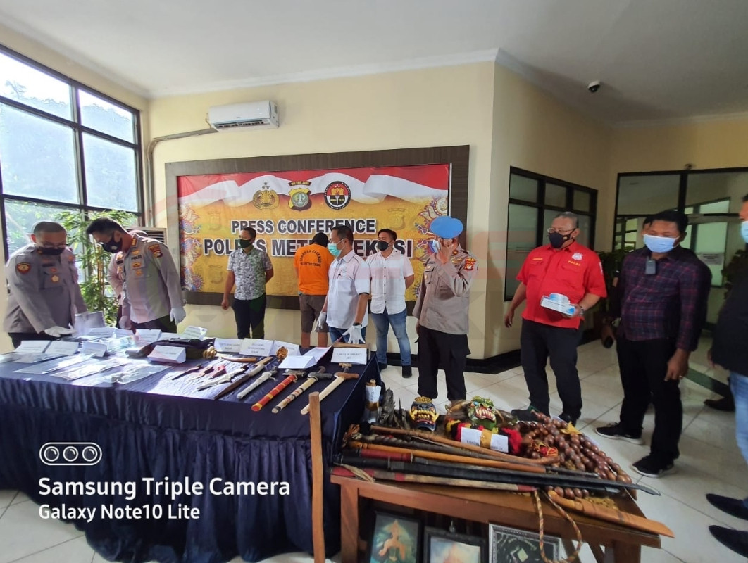 LensaHukum.co.id - Screenshot 20210323 223509 WhatsApp - Polres Metro Bekasi Press Reliase Ustad Gondrong Gandakan Uang di Bekasi Terjerat Dua Pasal