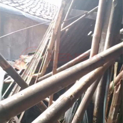 LensaHukum.co.id - Screenshot 20210402 194843 WhatsApp - Rumah Warga Di Kampung Ceger Ambruk sudah Empat Bulan Sangat miris Di Desa Sukadarma