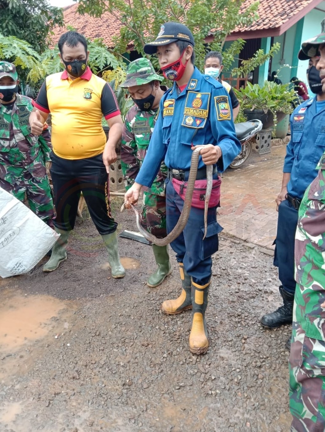 LensaHukum.co.id - Screenshot 20210503 232903 WhatsApp - SMAN 1 Cibitung Kebanjiran, Humas Berharap Bangunan Ditingkat Agar Fasilitas Sekolah Tidak Rusak
