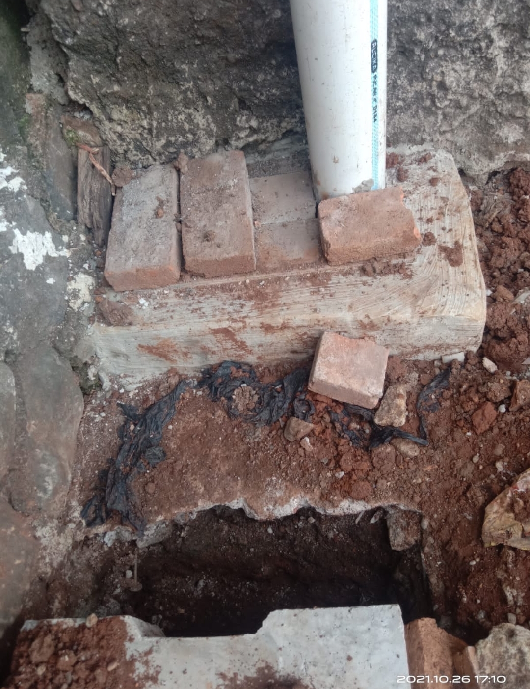 LensaHukum.co.id - Screenshot 20211029 001545 WhatsApp - Proyek Drainase APBD Distarkim Amburadul Asal Jadi Diduga Pemborong, Pengawas Dan Konsultan Main Mata