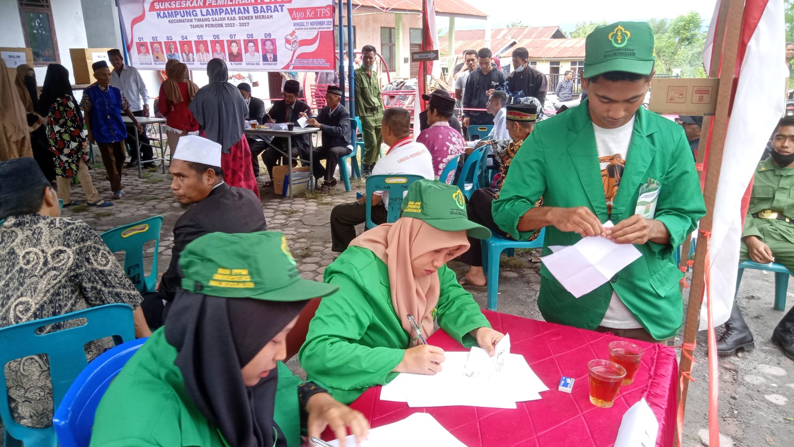 LensaHukum.co.id - IMG 20211122 WA0028 - Mahasiswa KKN PPM 040 Kampung Lampahan Barat Ikut Berpartisipasi Dalam Pemilihan Patue