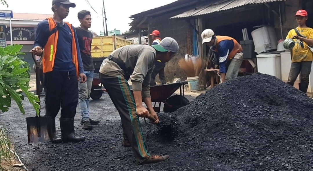 LensaHukum.co.id - Screenshot 20211109 174153 Video Player - Pengaspalan di Pasar Rengas Desa Wanajaya Cibitung Diduga Tidak Sesuai RAB/Spesifikasi