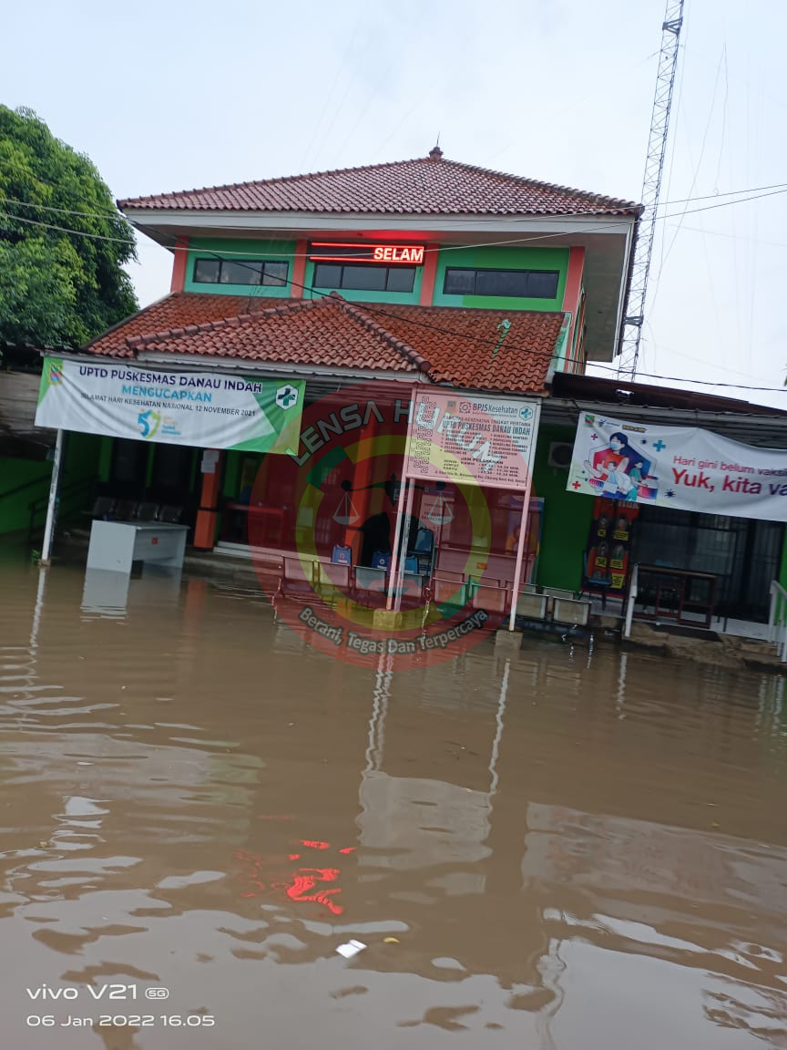 LensaHukum.co.id - IMG 20220106 WA0007 - Pelataran Kantor Desa Mekarwangi Dijadikan Kolam Renang Saat Turun Hujan