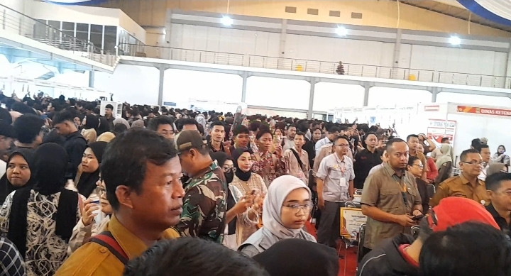 LensaHukum.co.id - Screenshot 20250528 001004 Video Player - Bupati Bekasi Ade Kuswara Kunang,SH Meresmikan JOB Fair di President University Cikarang