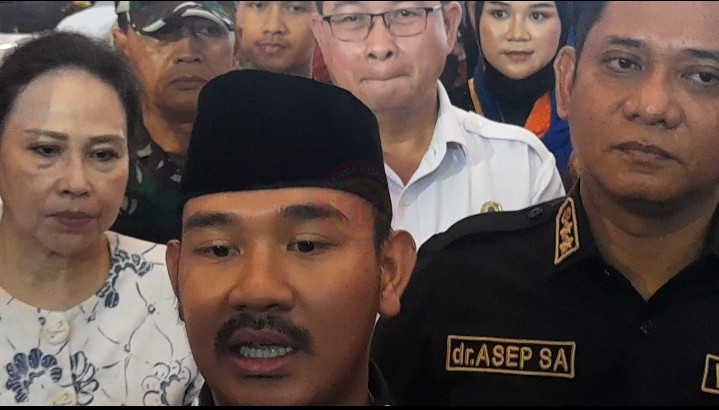 LensaHukum.co.id - Screenshot 20250528 002853 Video Player - Bupati Bekasi Ade Kuswara Kunang,SH Meresmikan JOB Fair di President University Cikarang